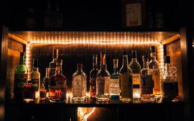 Comment l&rsquo;alcool a transformé les sociétés tribales : une évolution inattendue
