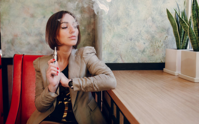 La cigarette électronique séduit 2,5 millions de français et interroge